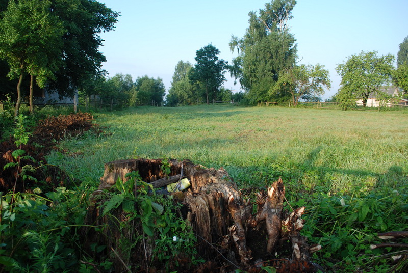 6. Plac przed byłym kościołem.