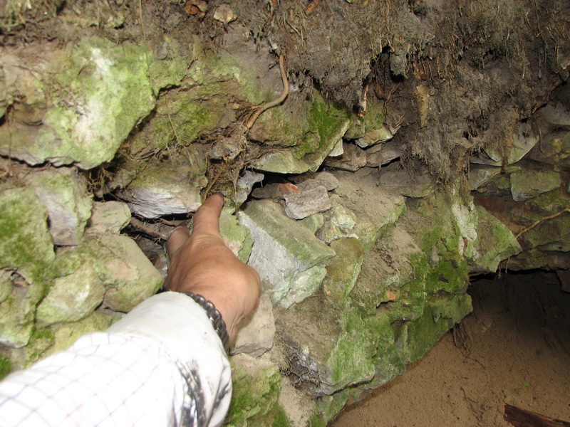 7. Widoczne pozostałości fundamentów kościoła przed zawaleniem dołu. Zdjęcie zrobione w lipcu 2009 r.