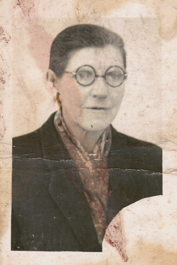 1. Моя бабуся Броня. Знімок зроблено в 1945 р. у Жагані у фотоательє «Foto Film St. Dyliński».
