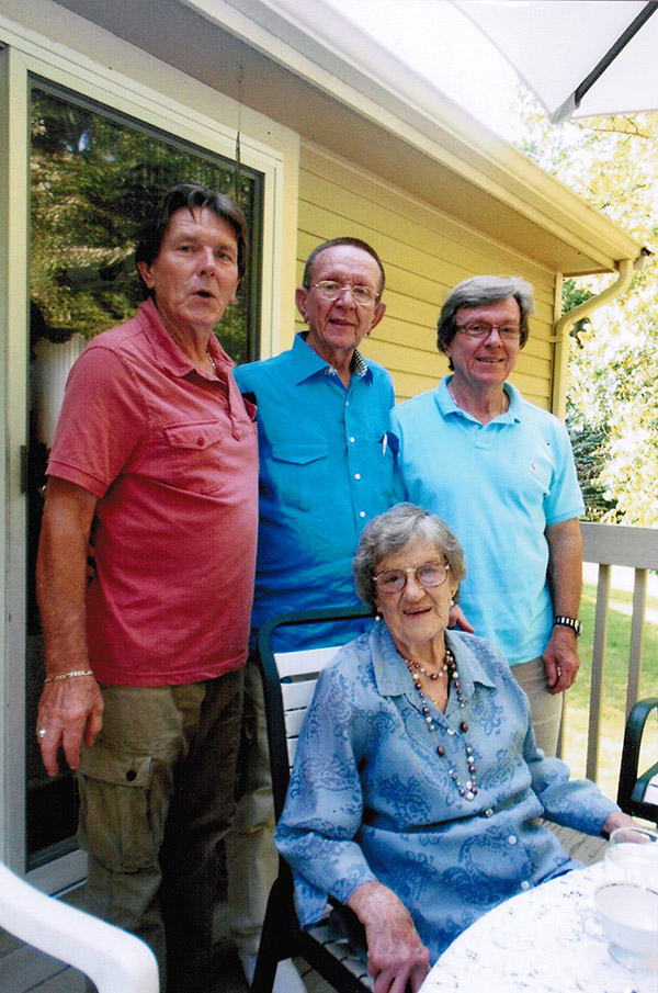 3. Тітка Вероніка Лозінська, дівоче прізвище Горошкевич. У червні їй виповниться 100 років. До сьогодні має чудову пам’ять. На фото із синами (зліва направо) Станіславом, Романом і Крісом.