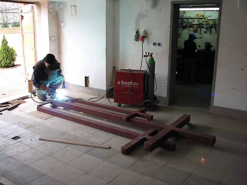 4. Janusz Horoszkiewicz wykonuje krzyż.