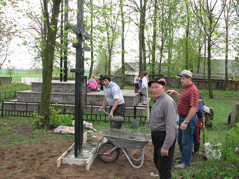 5. Krzyż już ustawiony w Hucie Stepańskiej. Na pierwszym planie śp. pastor Piotr Jurczuk.